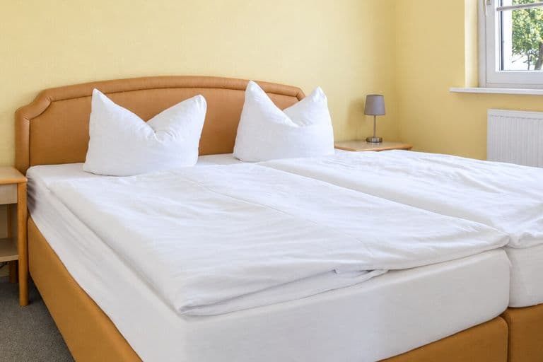 Schlafraum der Junior-Suite mit Doppelbett