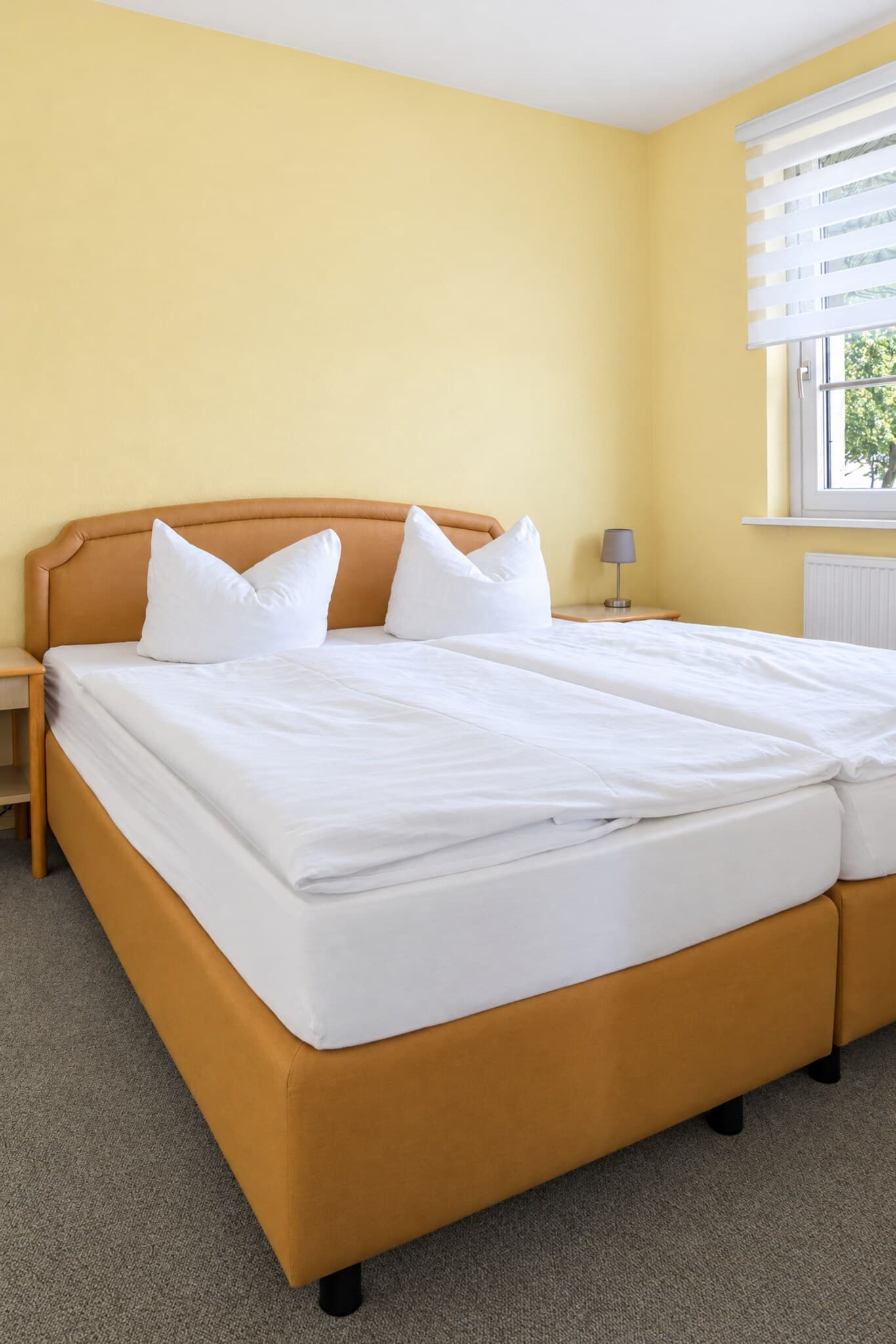Schlafraum der Junior-Suite mit Doppelbett