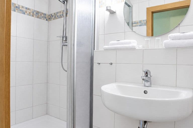 Bad der Junior-Suite mit Dusche und Waschbecken