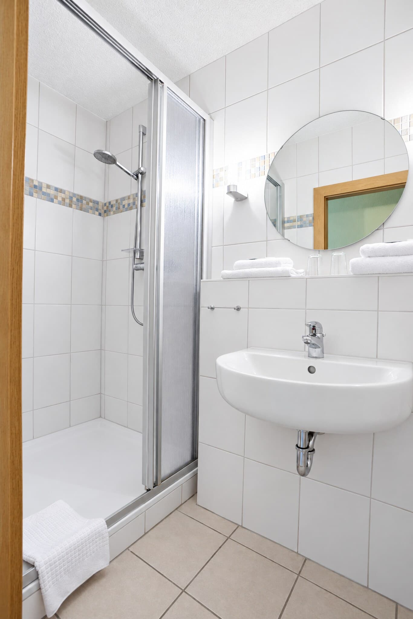 Bad der Junior-Suite mit Dusche und Waschbecken