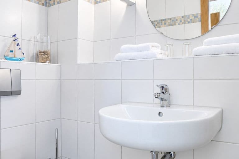 Bad der Junior-Suite mit Waschbecken und WC