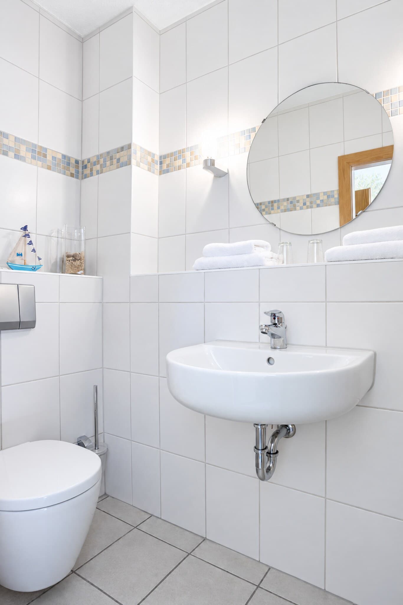 Bad der Junior-Suite mit Waschbecken und WC