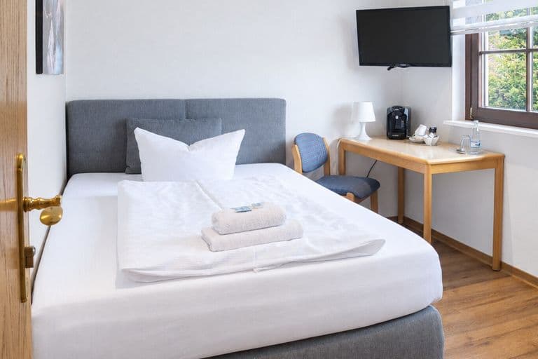 Familienzimmer: zweiter Schlafraum mit Bett, Tisch und Fernseher