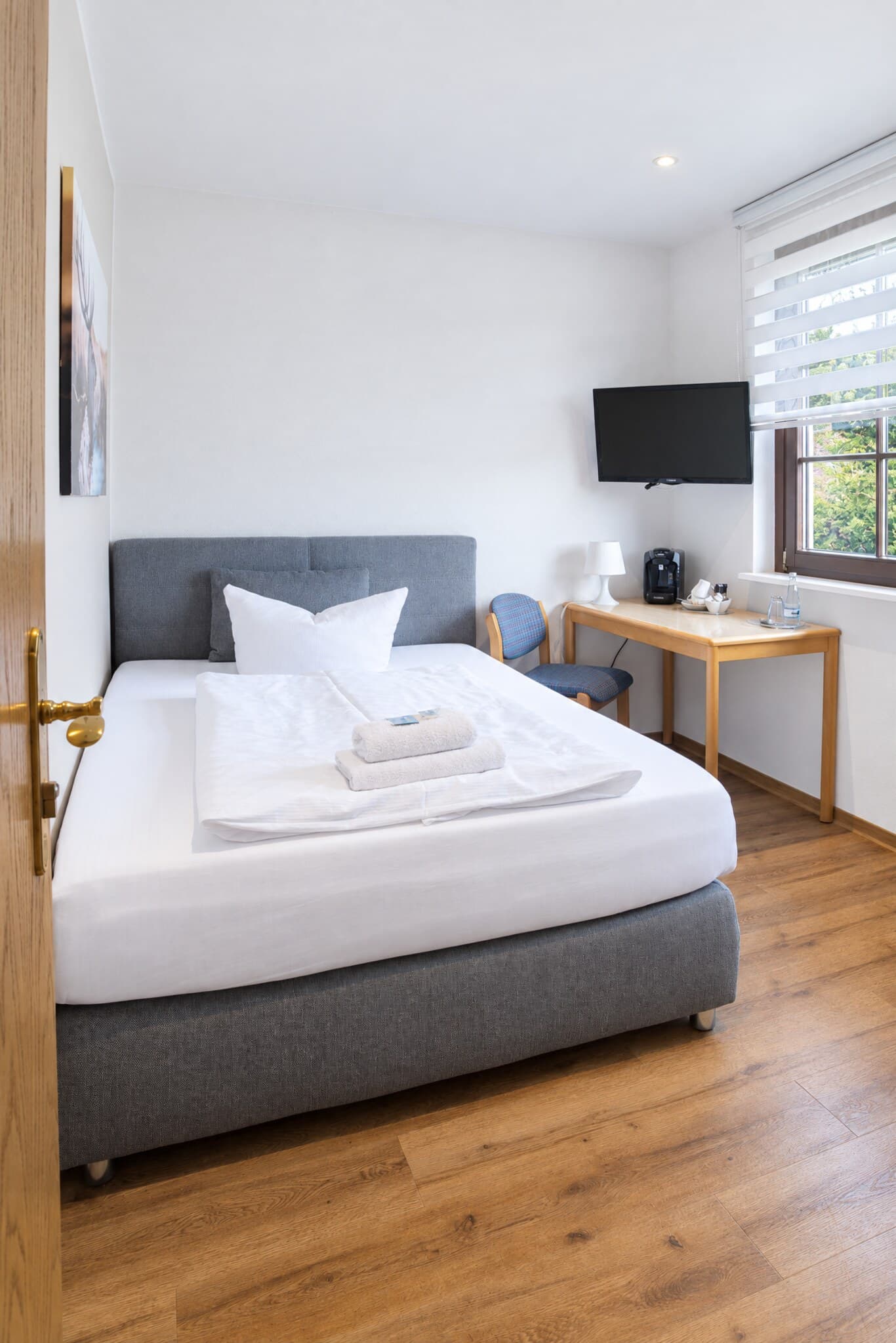 Familienzimmer: zweiter Schlafraum mit Bett, Tisch und Fernseher