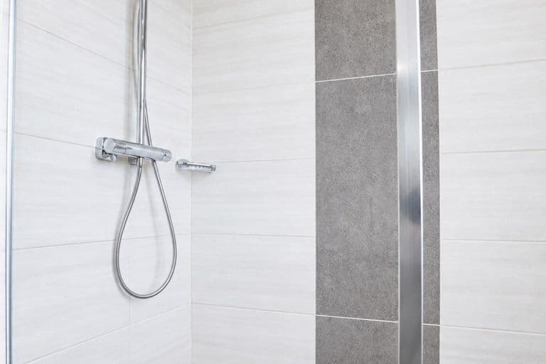 Bodengleiche Dusche im Bad des Familienzimmers