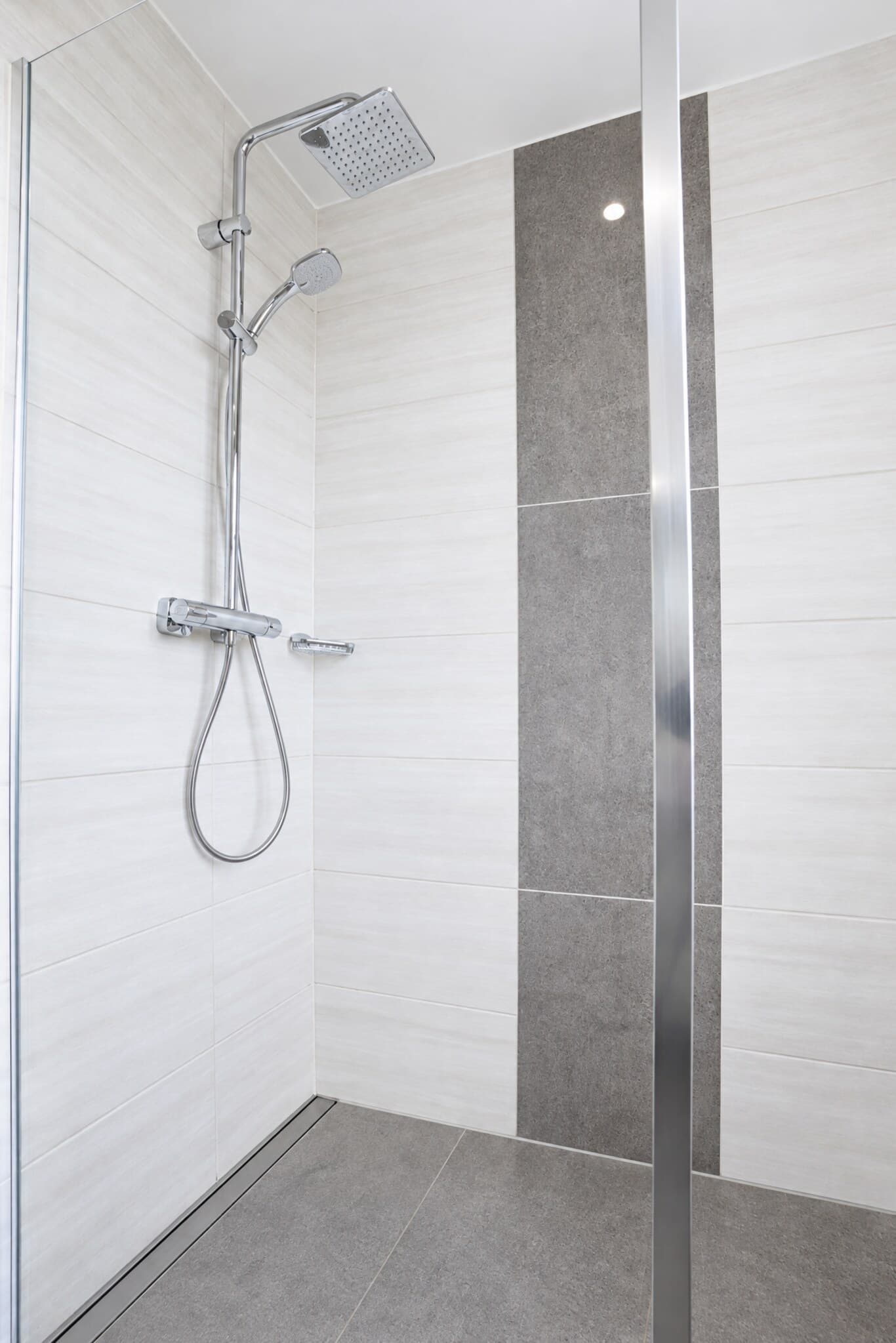 Bodengleiche Dusche im Bad des Familienzimmers