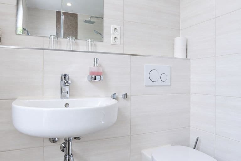 Modernes Bad des Familienzimmers mit Waschbecken und WC