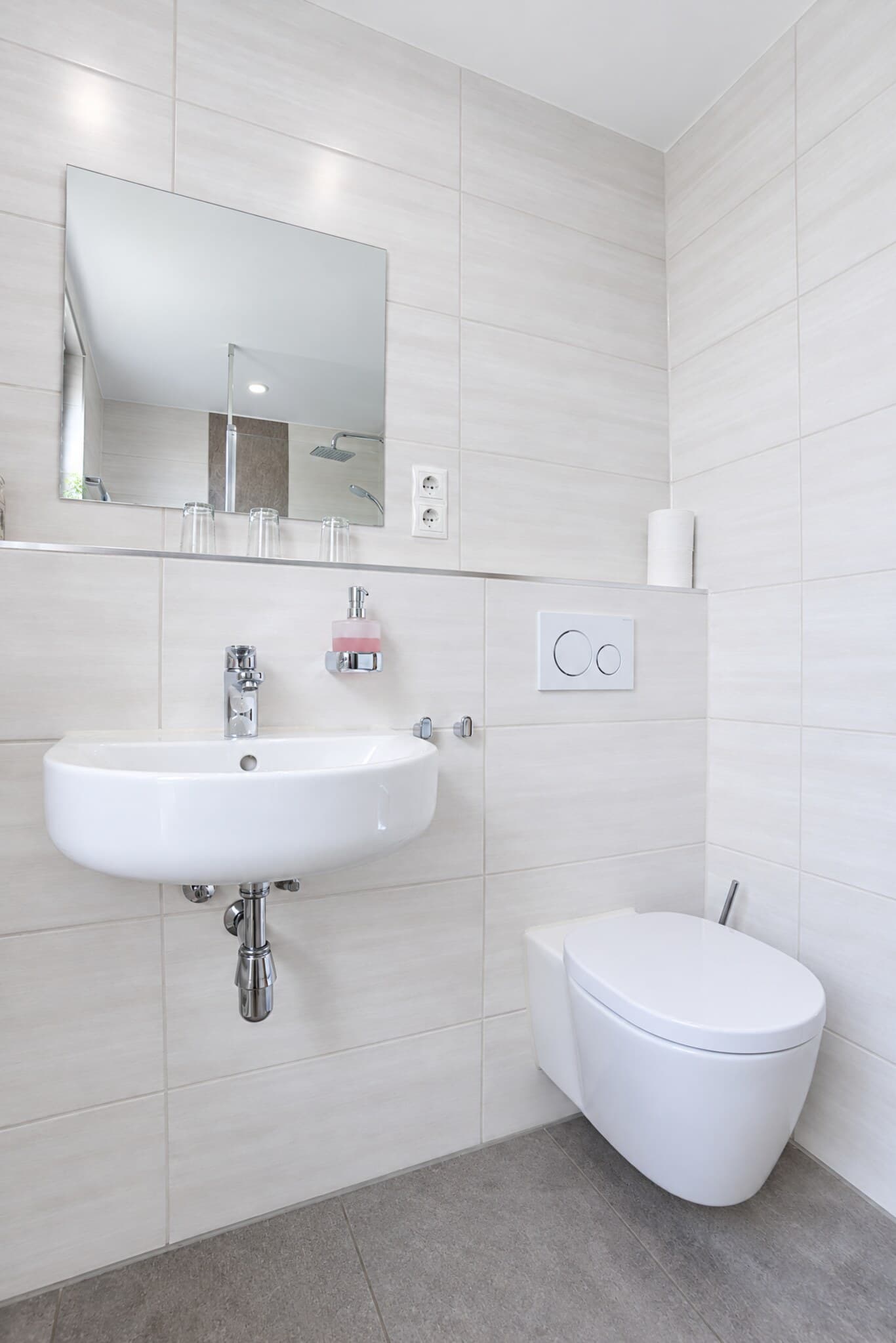 Modernes Bad des Familienzimmers mit Waschbecken und WC