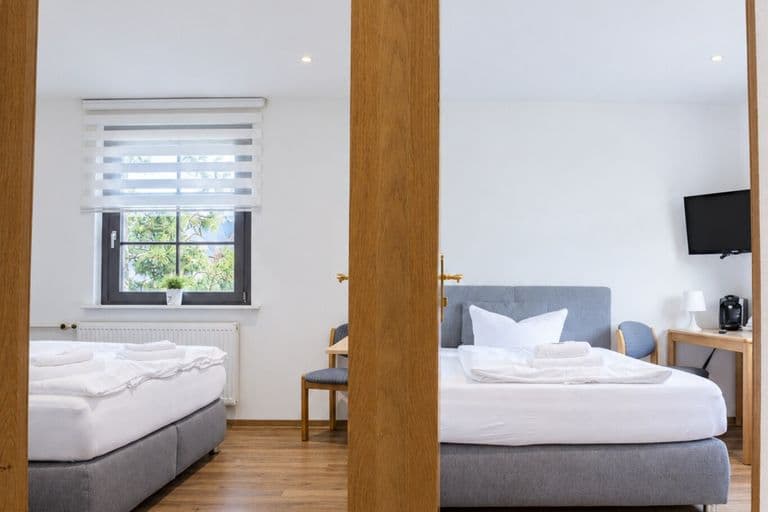 Familienzimmer: Blick in beide Schlafräume