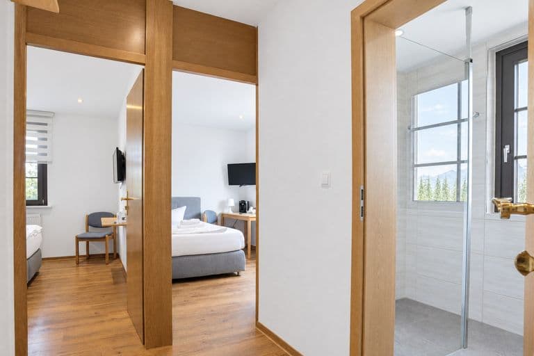 Familienzimmer: Flur mit Blick in die Schlafräume und ins Bad