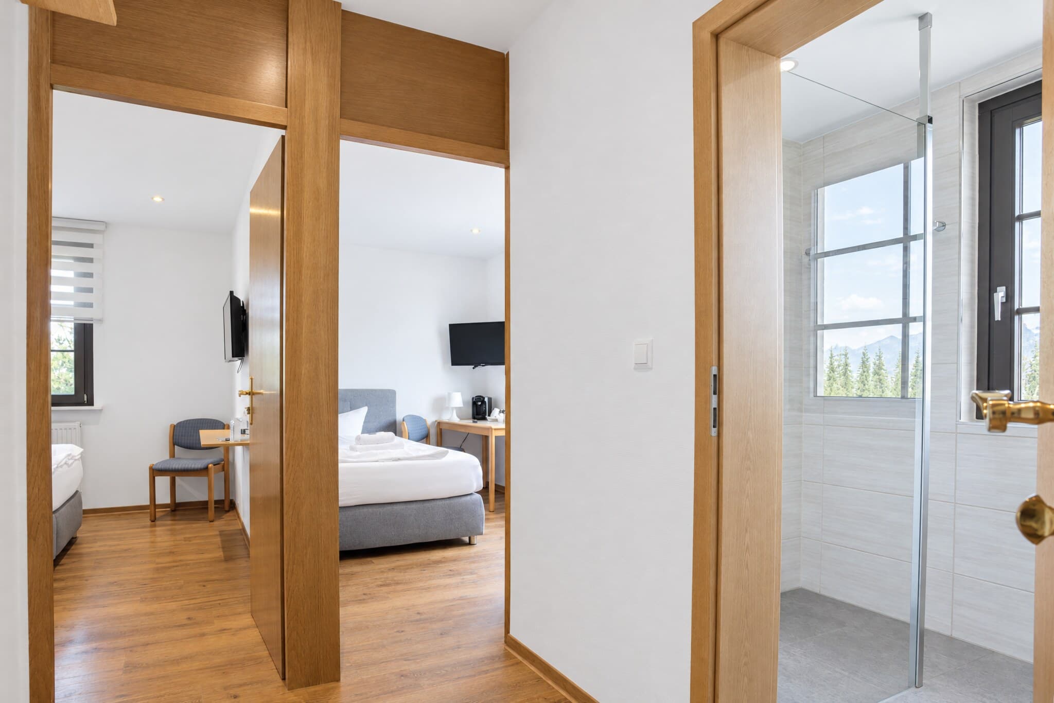 Familienzimmer: Flur mit Blick in die Schlafräume und ins Bad