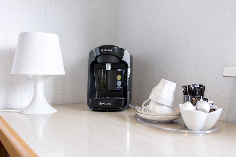 Kaffeemaschine und Tassen auf dem Zimmer