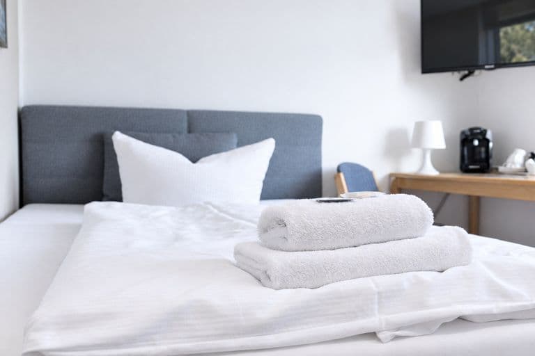 Frische Handtücher auf dem Bett
