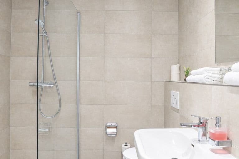Bad des Komfortzimmers mit großer Dusche