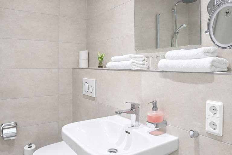 Bad des Komfortzimmers mit Waschbecken und WC