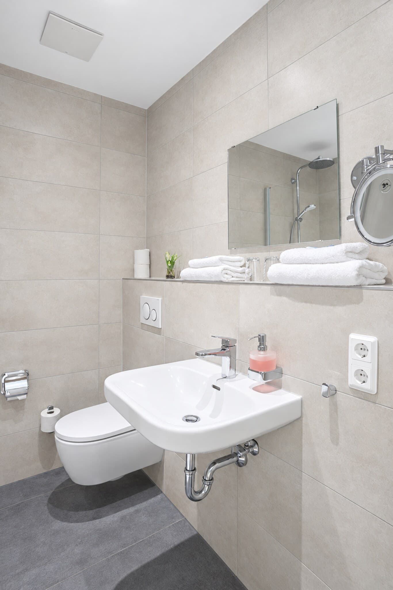 Bad des Komfortzimmers mit Waschbecken und WC
