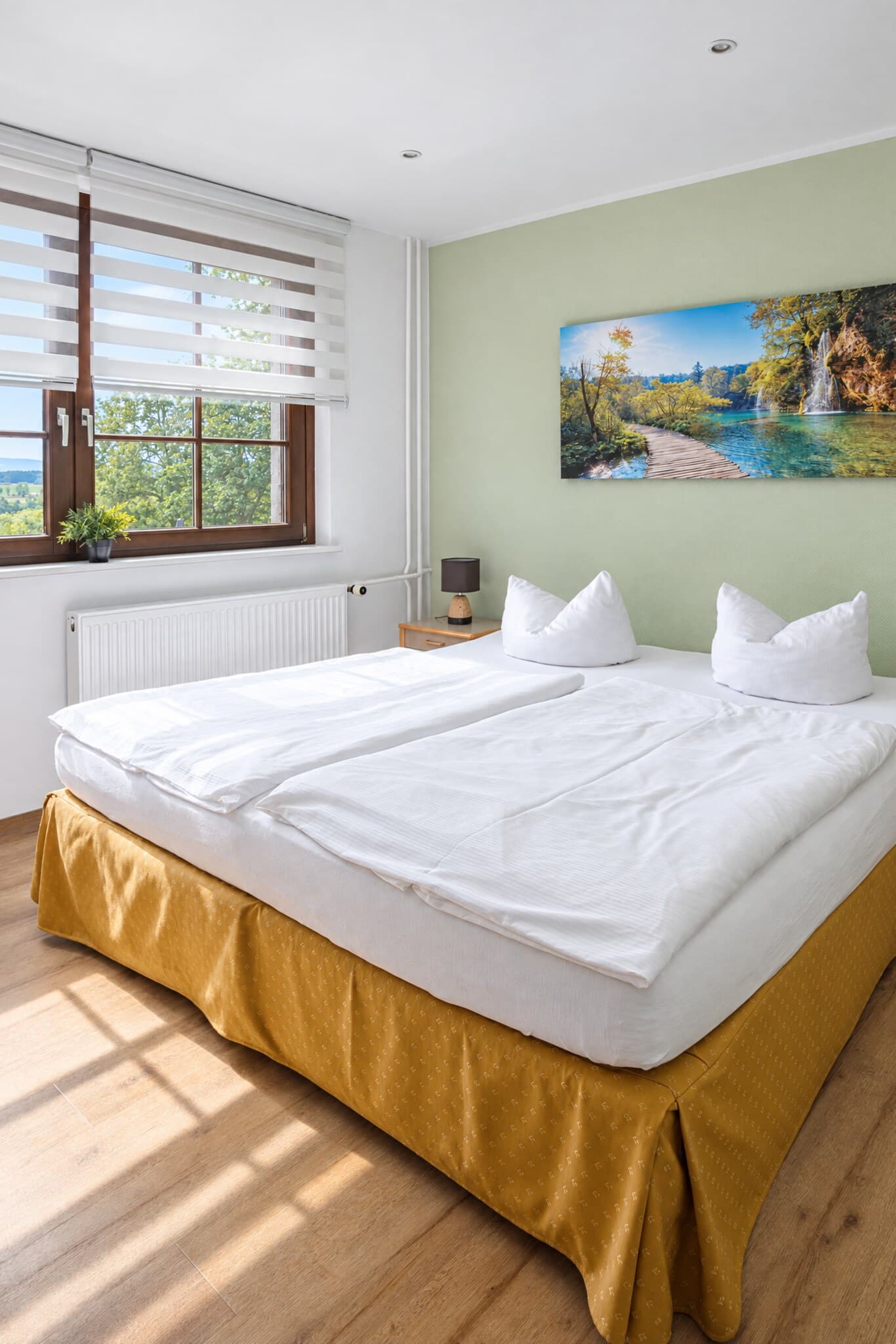 Komfortzimmer: Doppelbett im Morgenlicht