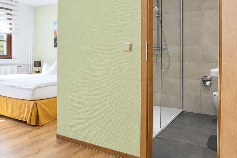 Komfortzimmer: Blick ins Bad mit Dusche
