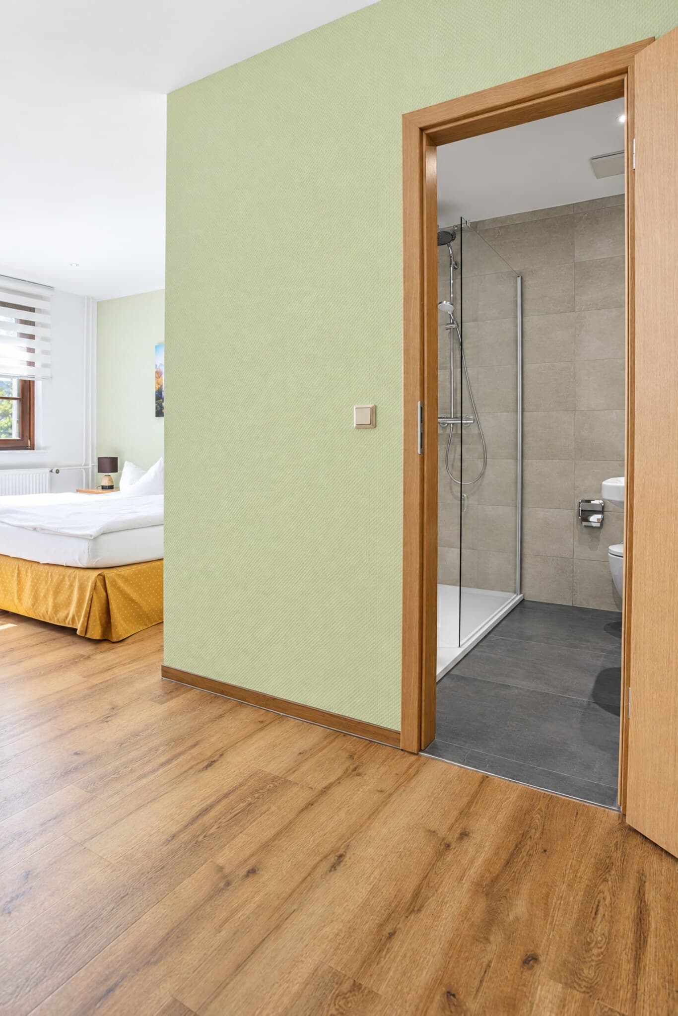 Komfortzimmer: Blick ins Bad mit Dusche