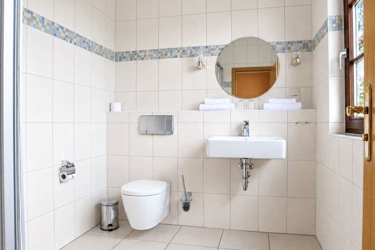 Helles Bad der Junior-Suite mit Dusche, Waschbecken und Fenster