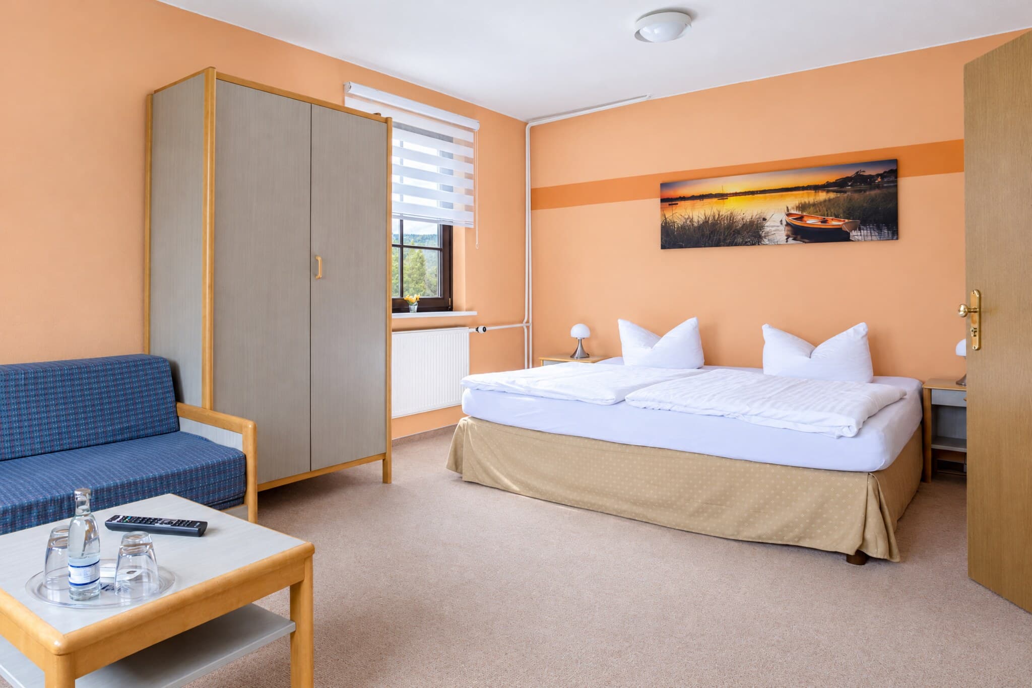 Junior-Suite mit Doppelbett, Kleiderschrank und Sitzecke