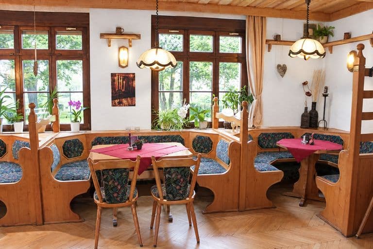 Weinzimmer mit Eckbänken und Hängelampen