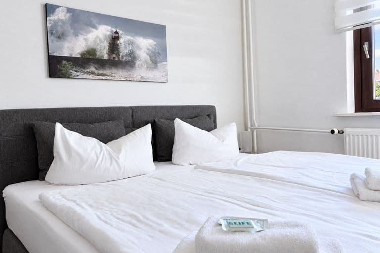 Komfortzimmer: Doppelbett mit Wandbild