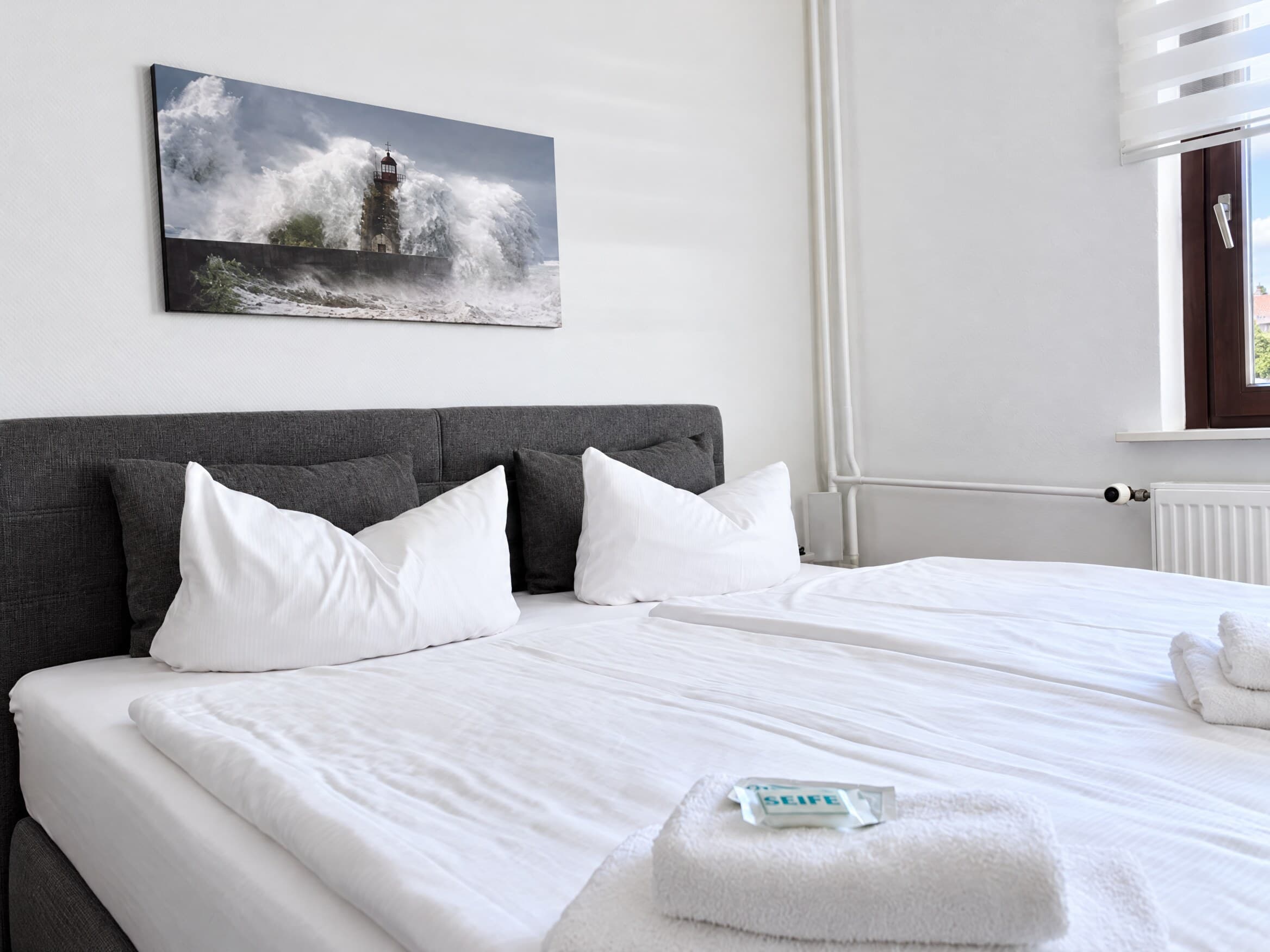 Komfortzimmer: Doppelbett mit Wandbild