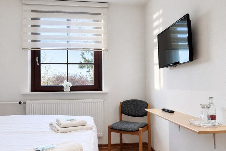 Komfortzimmer mit Schreibtisch und SmartTV
