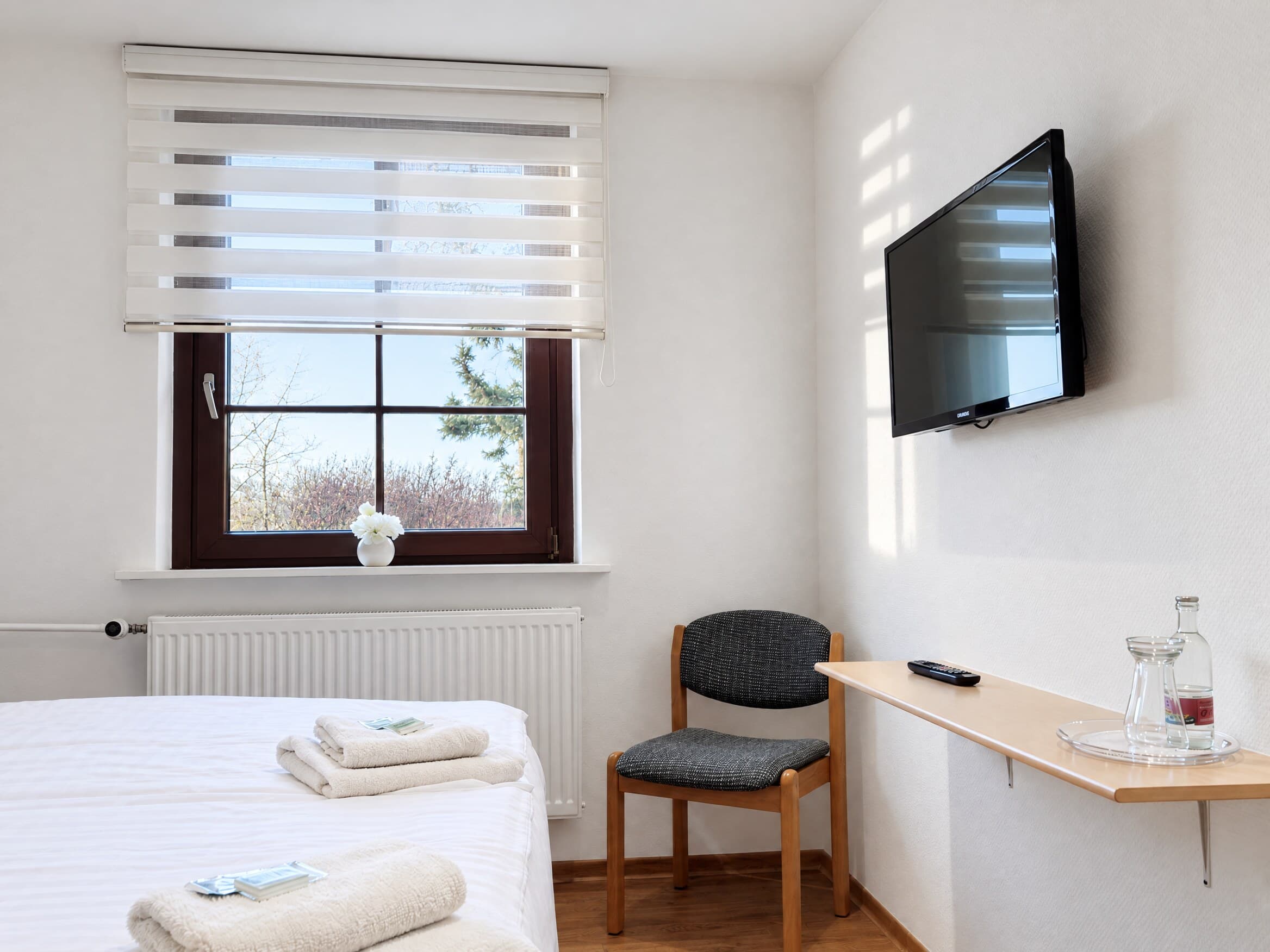 Komfortzimmer mit Schreibtisch und SmartTV