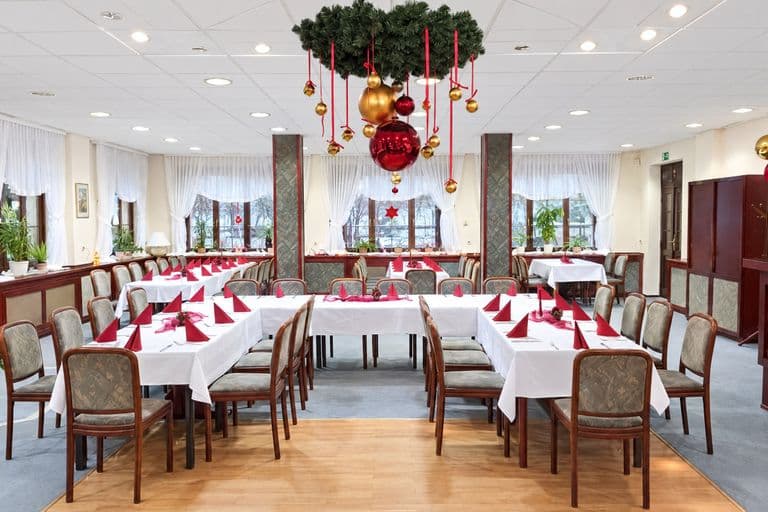 Saal in Weihnachtsdekoration