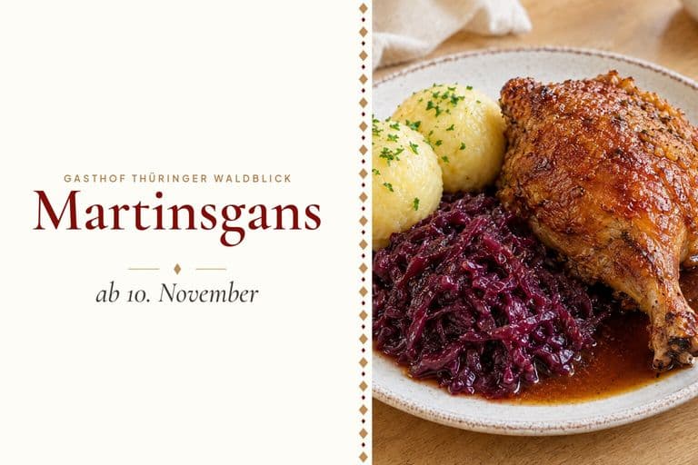 Gänsekeule mit zwei Thüringer Klößen und Rotkohl, daneben der Schriftzug „Martinsgans ab 10. November“