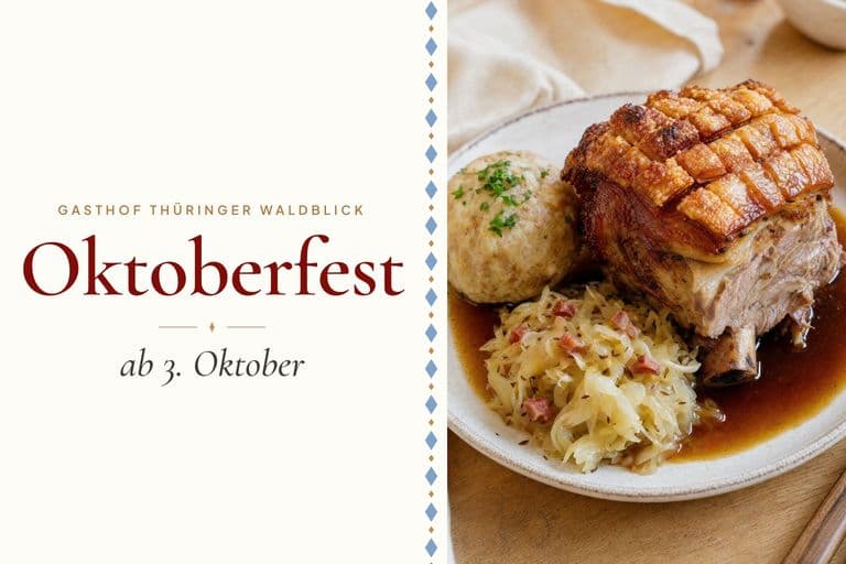 Schäufele mit Semmelknödel und Bayrischkraut, daneben der Schriftzug „Oktoberfest ab 3. Oktober“